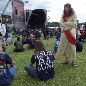 Qui sont ces gars qui habillent comme Jésus et vont à des festivals?