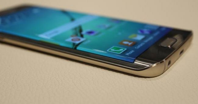 Photographie - Samsung Galaxy Note 4 contre le bord de Samsung Galaxy - spécifications et les prix comparés